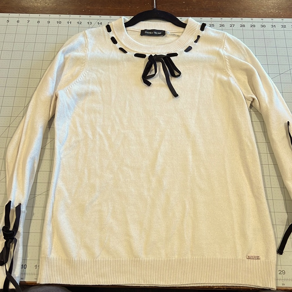 Ivanka Trump sweater Size Medium EUC